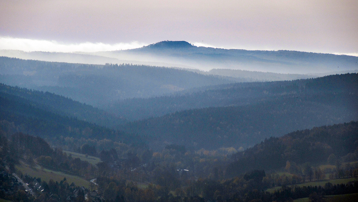 Der 965 Meter hohe Große Spitzberg (Velký Špičák) im Böhmischen Erzgebirge. Foto: Chris Bergau/bergau-media.com