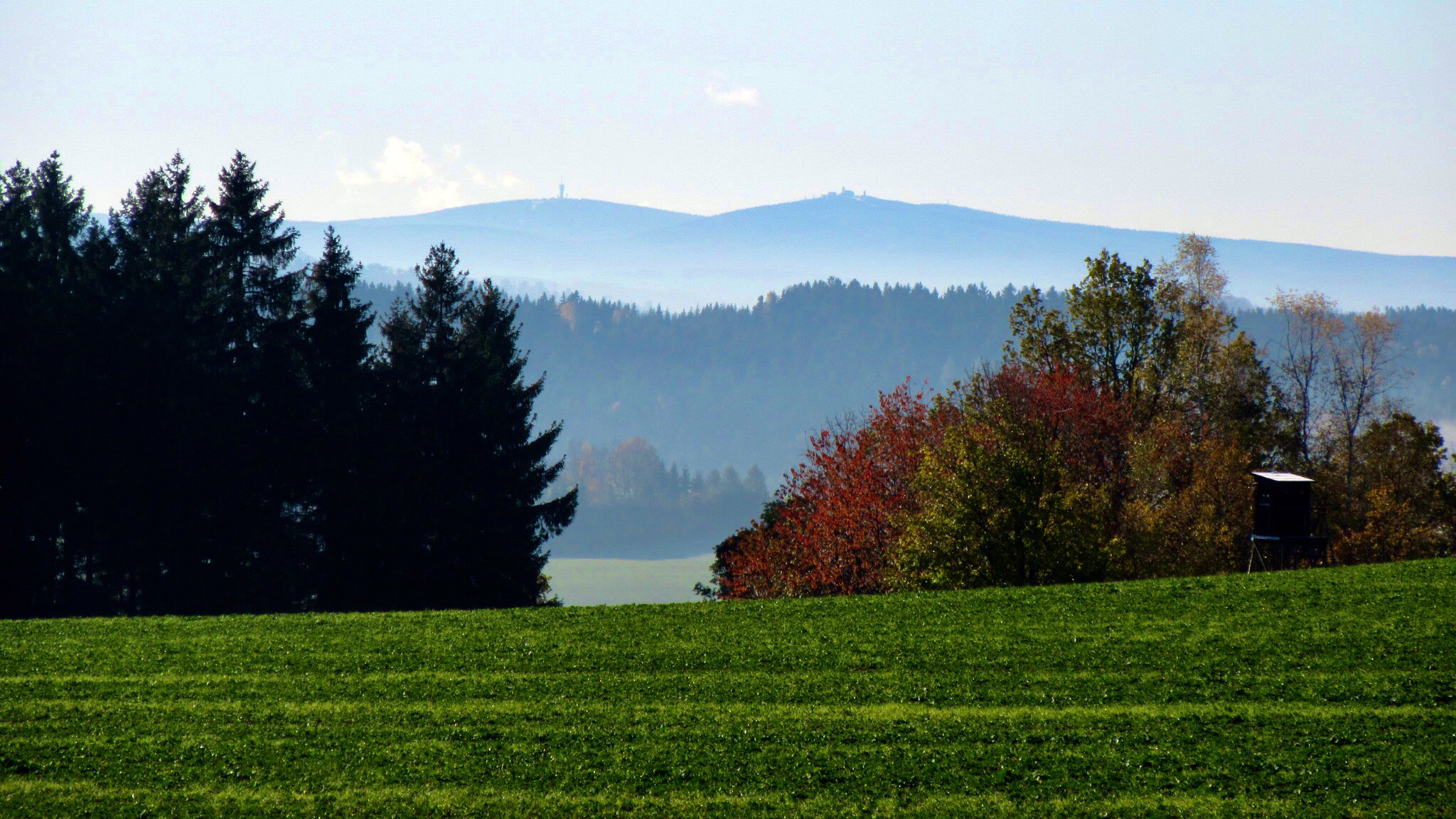 Der 1.244 Meter hohe Keilberg (Klínovec) und der 1.215 Meter hohe Fichtelberg sind weithin zu sehen. Foto: Chris Bergau/bergau-media.com