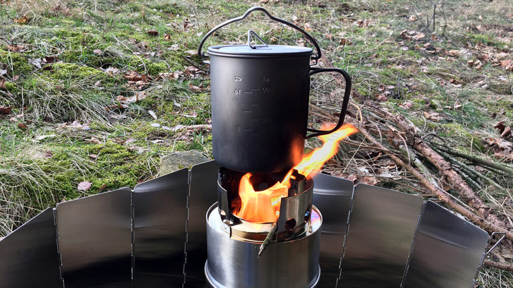 Kaffee kochen über dem Holzfeuer. Foto: Chris Bergau