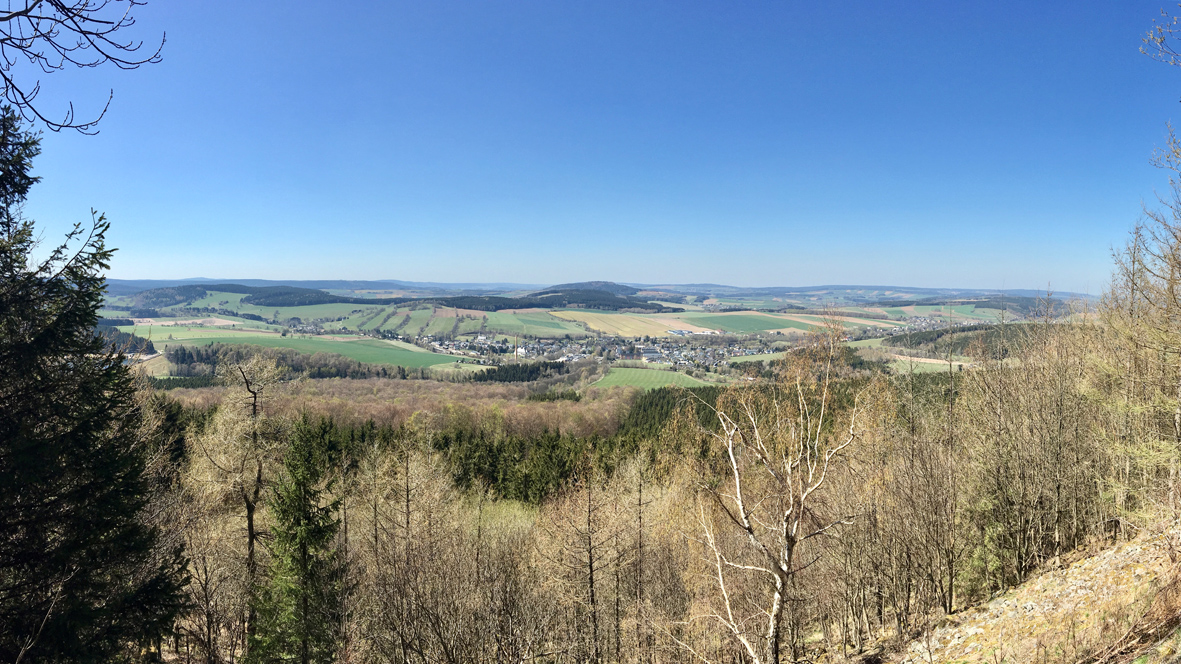 Blick vom Bärensteiner Berg in Richtung Scheibenberg. Foto: Chris Bergau/bergau-media.com