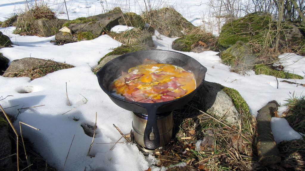 Gebratener Schinken und Spiegelei, in der Gusseisenpfanne ein Hochgenuss. Foto: Chris Bergau/bergau-media.com