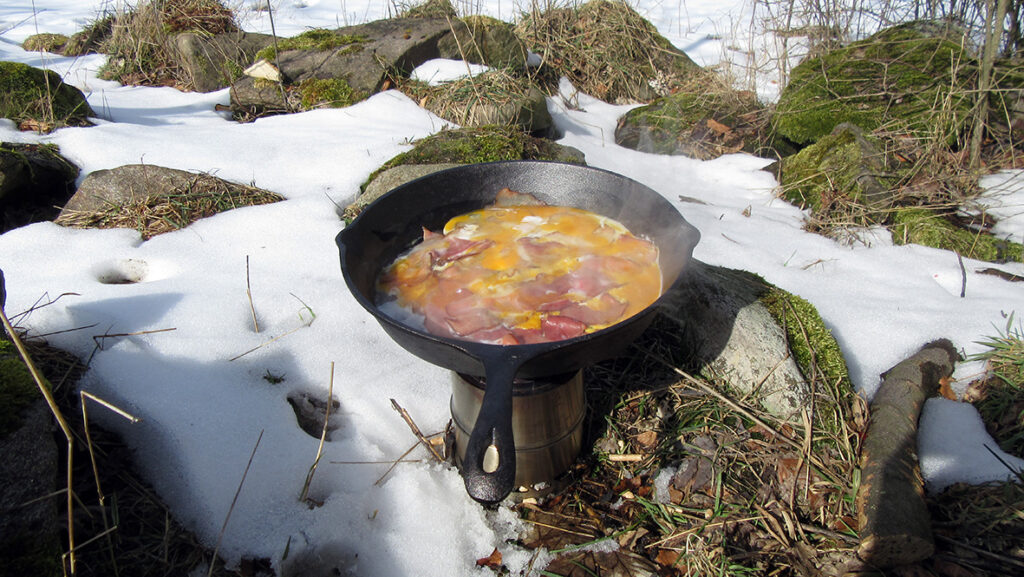 Gebratener Schinken und Spiegelei, in der Gusseisenpfanne ein Hochgenuss. Foto: Chris Bergau/bergau-media.com