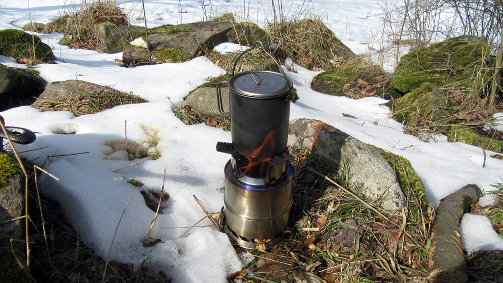 Wasser kochen für einen Kaffee auf dem Holzofen. Foto: Chris Bergau/bergau-media.com