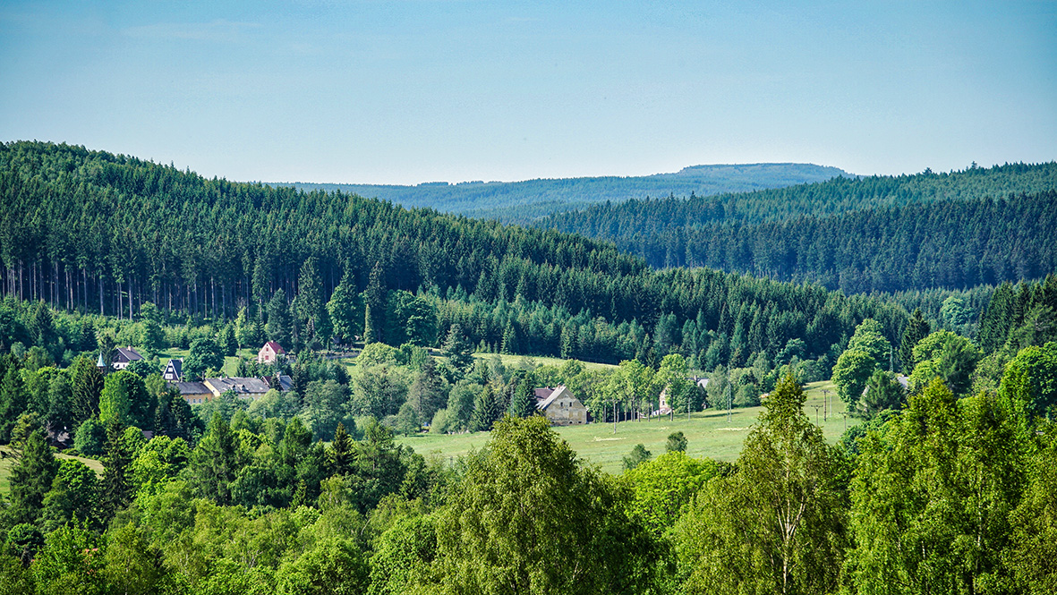 Blick auf Černý Potok (Pleil-Sorgenthal), im Hintergrund der 1094 m hohe Meluzína (Wirbelstein). Foto: Chris Bergau