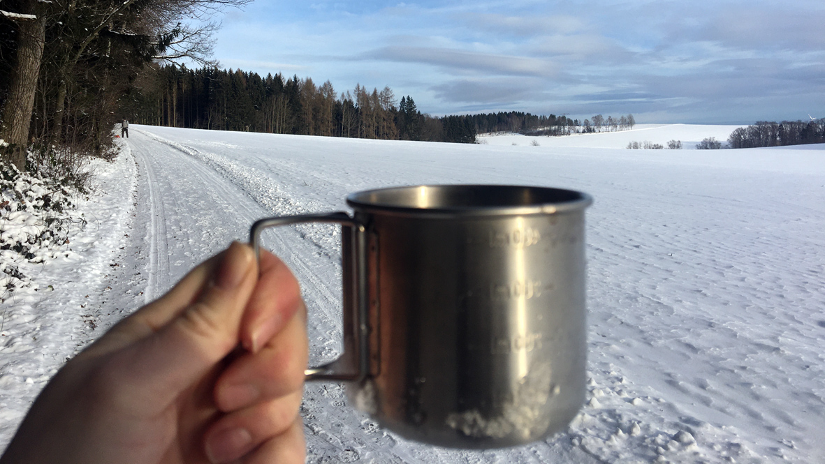 Teepause bei der Winterwanderung. Tea break on the winter hike.