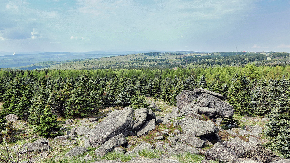 Great view from the Medvědí skála in the Bohemian Ore Mountains. Photo: Chris Bergau