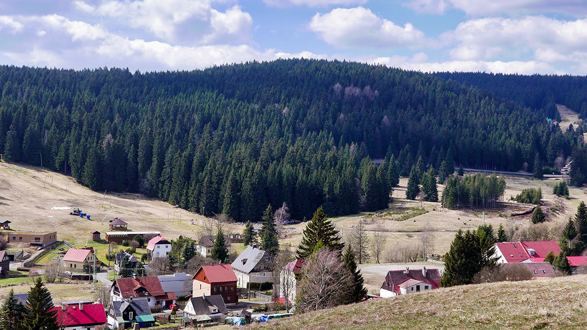 The 1,000-meter-high Bärringer Berg (Perninský vrch) in the Bohemian part of the Ore Mountains. Photo: Chris Bergau