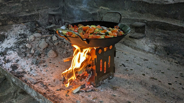 Gemüsepfanne auf dem Holzfeuer gekocht. Foto: Chris Bergau
