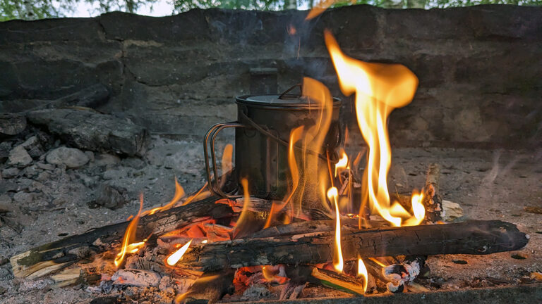 Die schönste Art Kaffee zu kochen, direkt im Feuer. Foto: Chris Bergau