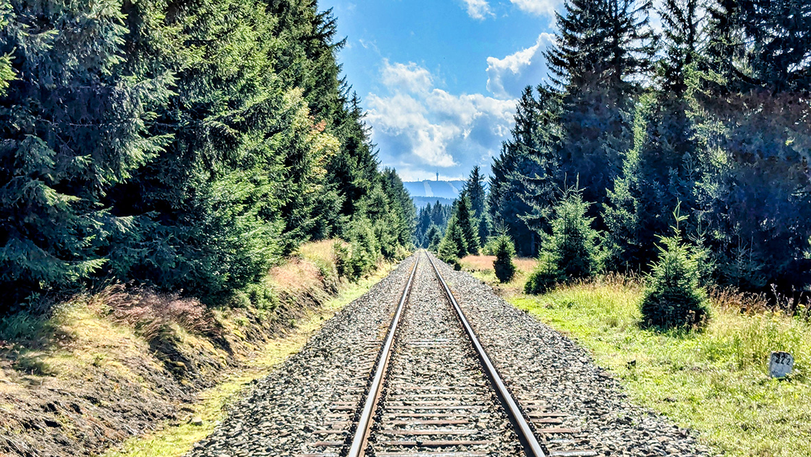 Towards the 1,244 meter high Klínovec (Keilberg) on ​​the railway line between Vejprty (Weipert) and Chomutov (Komotau) in the Bohemian part of the Ore Mountains. Photo: Chris Bergau