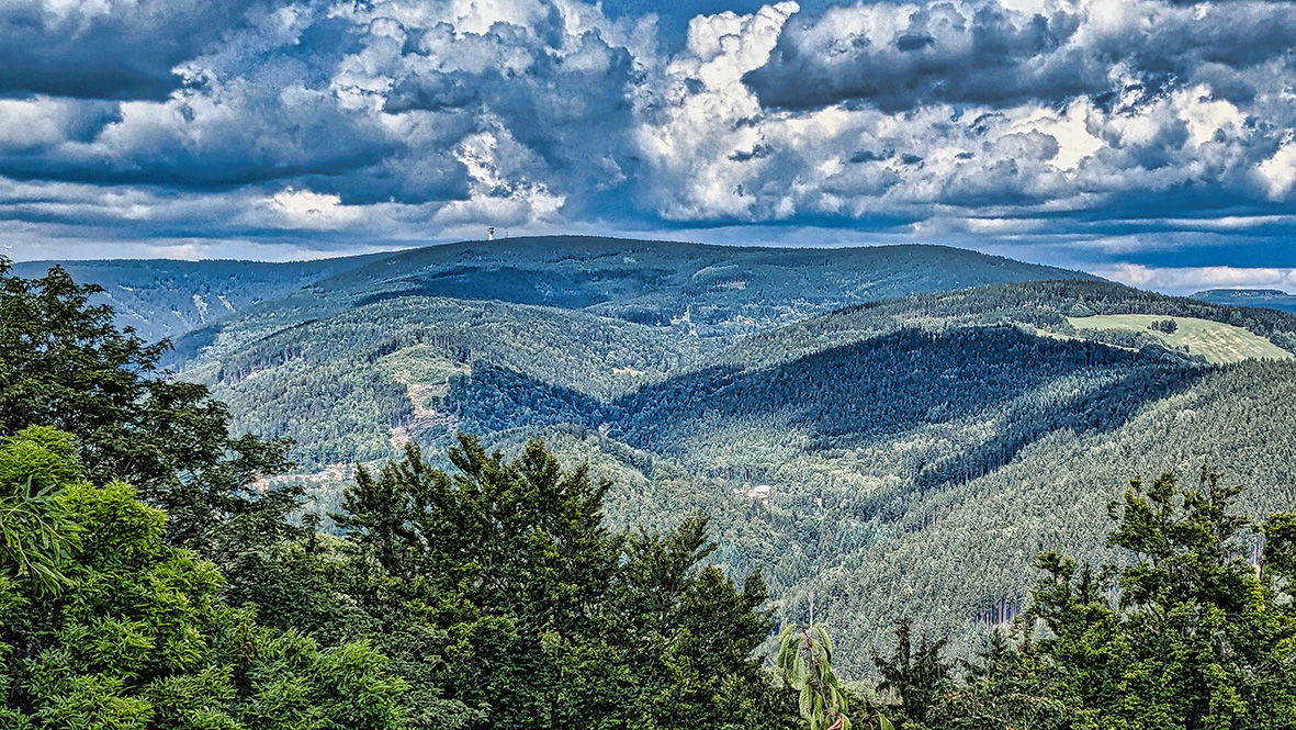 View from the Popovský kříž (Pfaffengrüner Kreuz) towards Klínovec (Keilberg). Photo: Chris Bergau