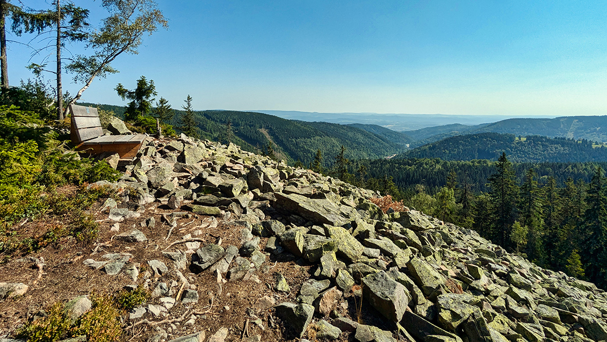 On the 941-meter-high Hadí hora (Grauenstein) in the Bohemian part of the Erzgebirge. Photo: Chris Bergau